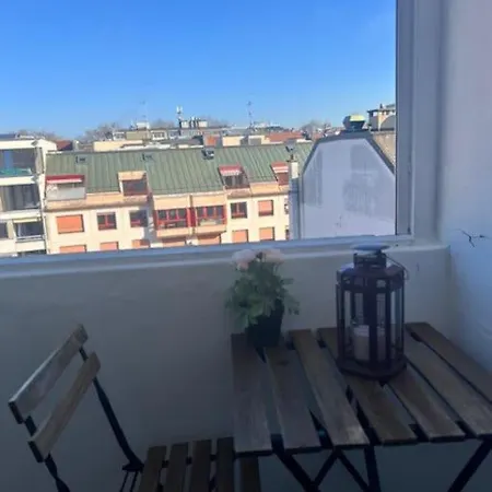 In Eaux-vives, Balcony View Apartment Genf